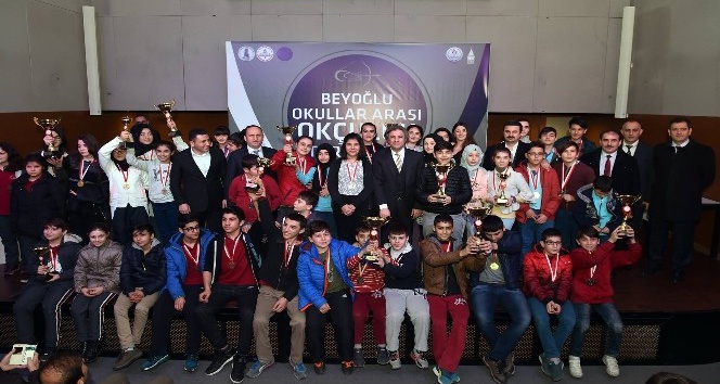 Şampiyon okçular madalyalarını aldı