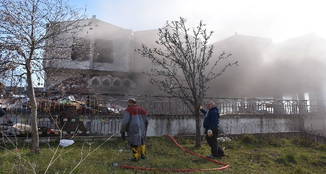 Sinop’ta eski otel binasında yangın