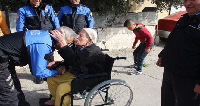 Toplum destekli polislerden yaşlı adama yardım eli