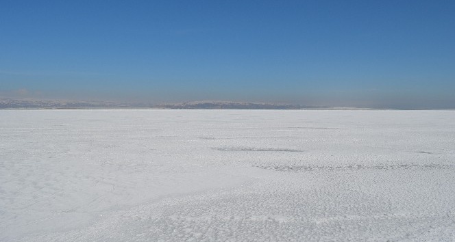 Van Gölü kısmen dondu