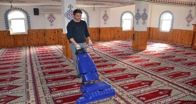 Erdemli Belediyesi camileri temizlemeye devam ediyor