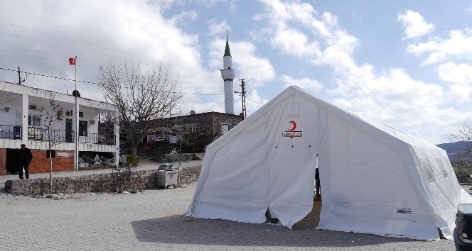 Deprem bölgesinde çadırda cuma namazı