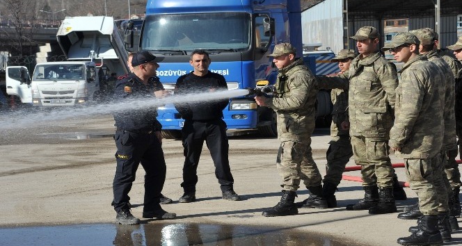 Bozüyük Belediyesi itfaiye ekiplerinden askerlere yangın eğitimi