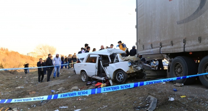 Ankara&#039;da otomobil, tıra arkadan çarptı: 1 ölü, 2 ağır yaralı