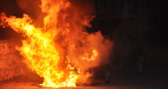 Tokat&#039;ta otomobil alev alev yandı