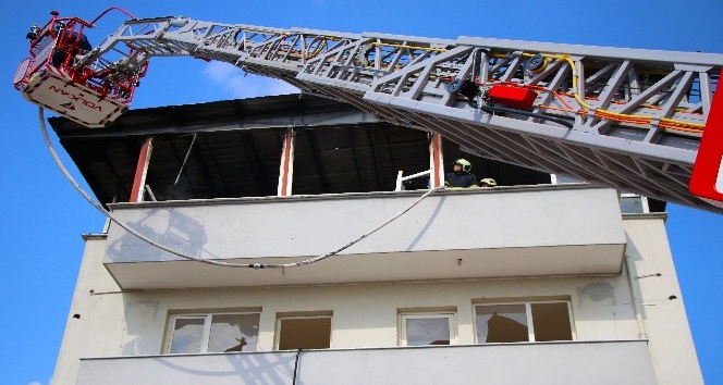 Adana’da FETÖ’nün ait eski okuma salonunun çatısı yandı