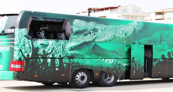 Bursaspor taraftarları takım otobüsünün camlarını kırdı
