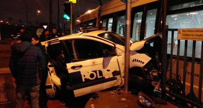 Zeytinburnu&#039;nda tramvay ile polis aracı çarpıştı