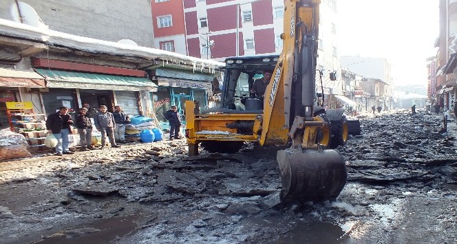 Malazgirt Belediyesi sokaklardaki buzları temizliyor