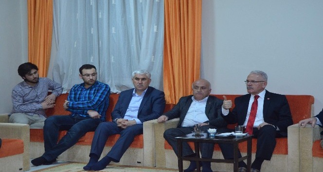 Rektör Karacabey yurt öğrencileriyle bir araya geldi