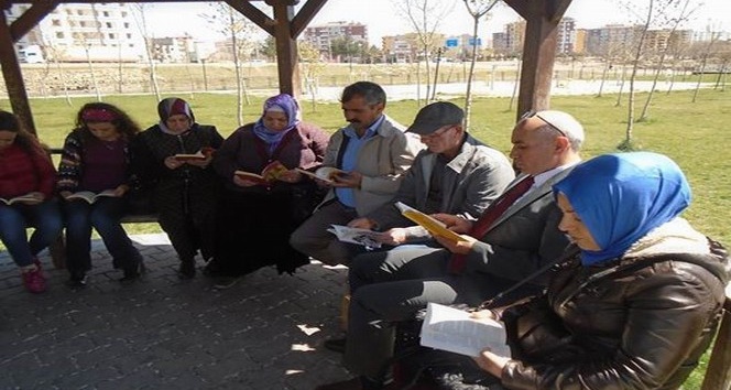Ergani’de parkta kitap okuma etkinliği