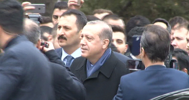 Cumhurbaşkanı Erdoğan&#039;a köşk girişinde yaş günü sürprizi