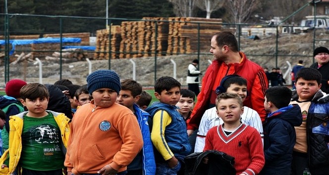 Tosya’da 300 öğrenci futbol seçmelerine katıldı