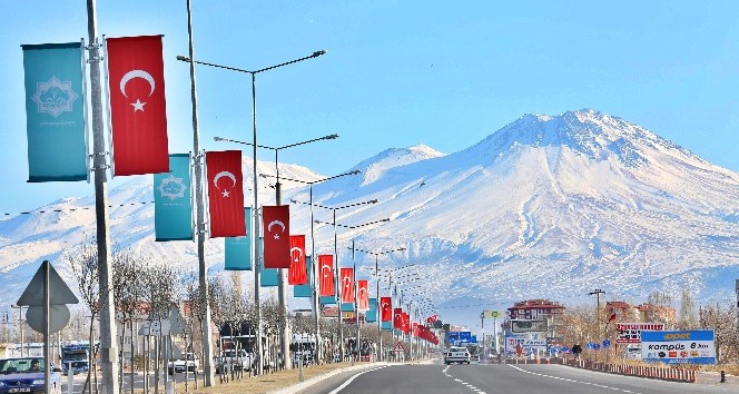 Aksaray Belediyesi, şehrin girişlerini ay yıldızlı Türk bayraklarıyla donattı