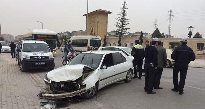 Konya&#039;da otomobil öğrenci servisi ile çarpıştı: 15 yaralı