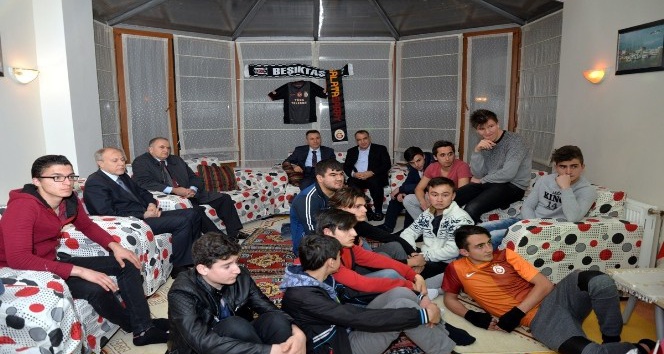 Vali Elban, Galatasaray-Beşiktaş maçını çocuklarla izledi
