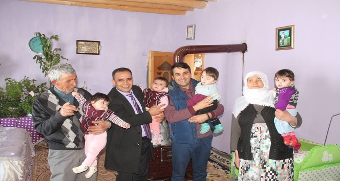 Saray Belediye Başkan Vekili dördüzü olan aileyi ziyaret etti.