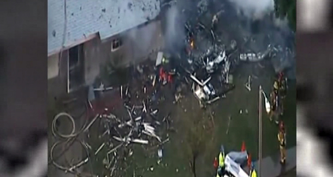 ABD’de uçak evlerin üzerine düştü: 4 ölü