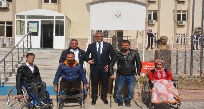 Engellilere tekerlekli sandalye verildi