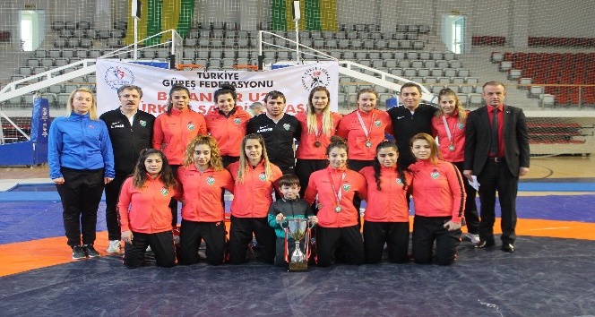 Altınova bayan güreşinde zirvede