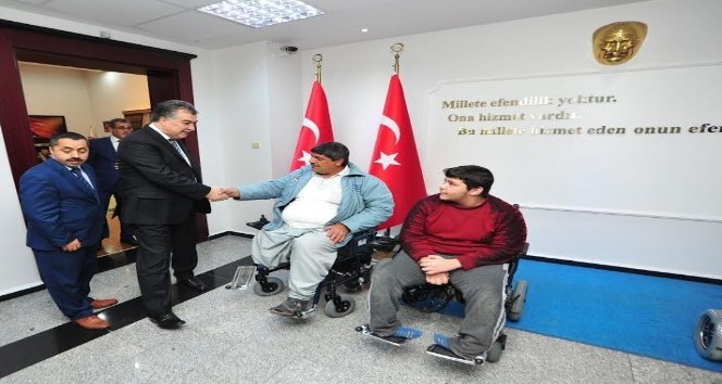 Suriyeli engellilerin akülü sandalye sevindi