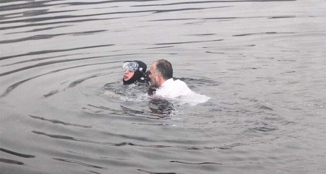 Denize atlayan belediye başkanı fenalaşan dalgıcı kurtardı