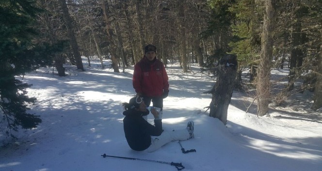 Dağda kaybolan kadın kayakçı ayak izlerinden bulundu