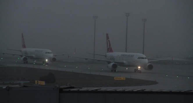 İstanbul&#039;da hava ulaşımına sis engeli