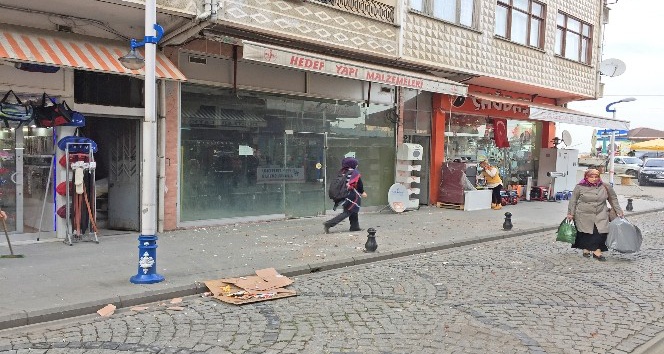 Rize’nin Pazar ilçesinde sokakta yürüyen vatandaşın kafasına tuğla düştü