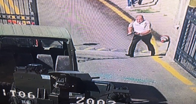 Tuğgeneral Hacıoğlu darbecilere karşı elinde silahla böyle direnmiş