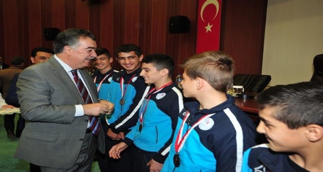 Başarılı sporculara Vali Al’dan ödül