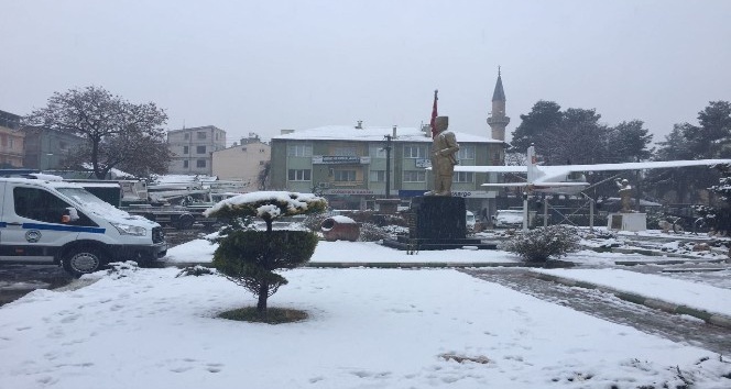 Dinar’da kar yağışı