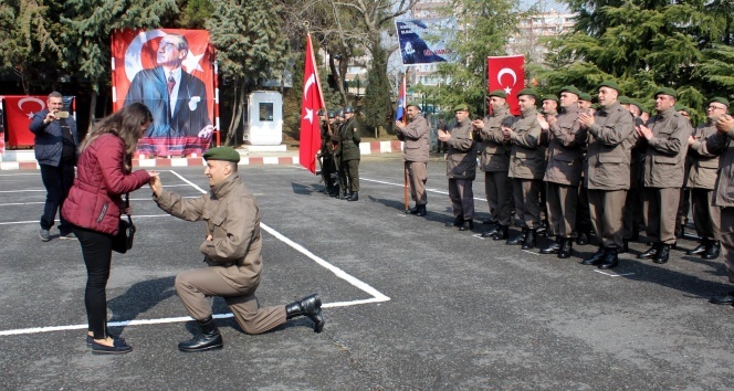 Yemin töreninde sürpriz evlenme teklifi