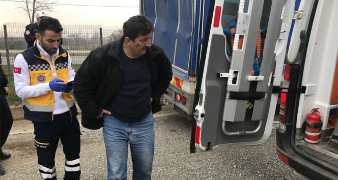 Bursa'da feci kaza...Kamyonet iki TIR'ın arasına sıkıştı