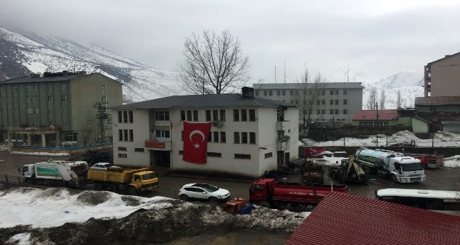 Beytüşşebap Belediye binasına Türk bayrağı asıldı