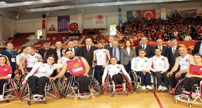 Bilim Sanayi ve Teknoloji Bakanı Faruk Özlü Yalova’da tekerlekli sandalye dağıttı