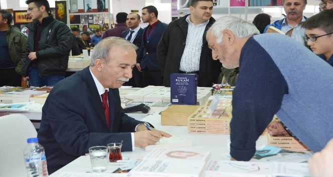 Eski Emniyet Müdürü Hanefi Avcı, kitap fuarında okuyucularıyla buluştu
