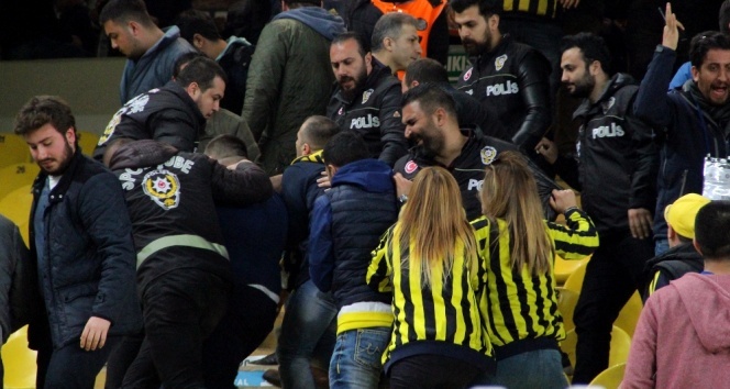 Fenerbahçe tribününde kavga çıktı