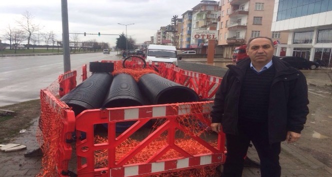 İl Genel Meclis üyesi Ömer Mustafa Yılmaz, bitmek bilmeyen kanalizasyon çalışmasına tepki gösterdi.