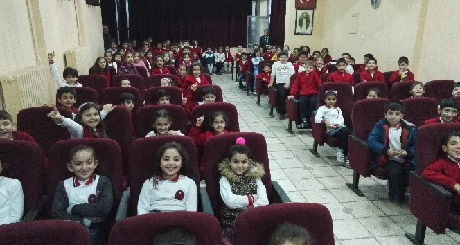 Cumhuriyet İlkokulu 2.sınıf öğrencileri trafik dedektifi oldu