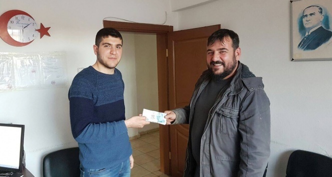 18 yaşındaki M. Enes Demiröz,  yolda bulduğu 10 bin lirayı polise teslim etti |Çankırı haberleri