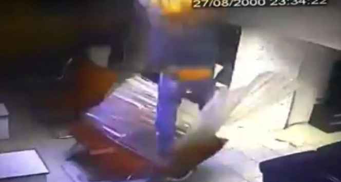 Suriyeli, soğan çuvalıyla birlikte oyun salonunun ortasına düştü