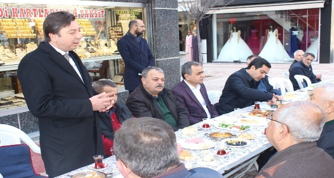 Çarşı esnafı ile buluşan Belediye Başkanı Bahçeci ve AK Parti İl Başkanı Kendirli referandumu anlattı