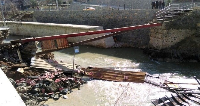 Gümüşhane’de yaya köprüsü çöktü