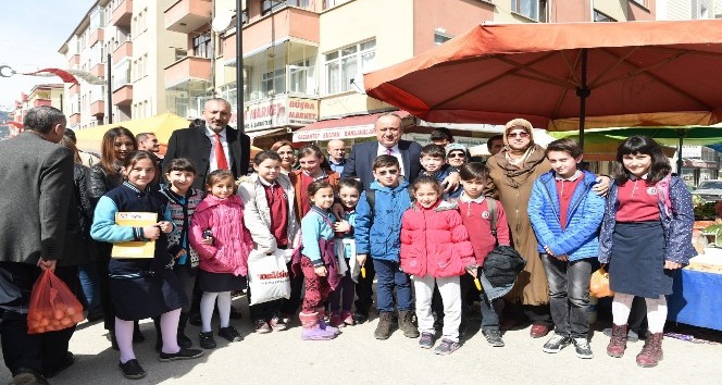 Belediye Başkanı Babaş, Salı Pazarında esnaf ve vatandaşları ziyaret etti