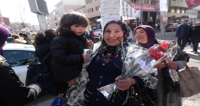 AK Parti 8 Mart Dünya Kadınlar Günü’nde çiçek ve evet broşürü dağıttı