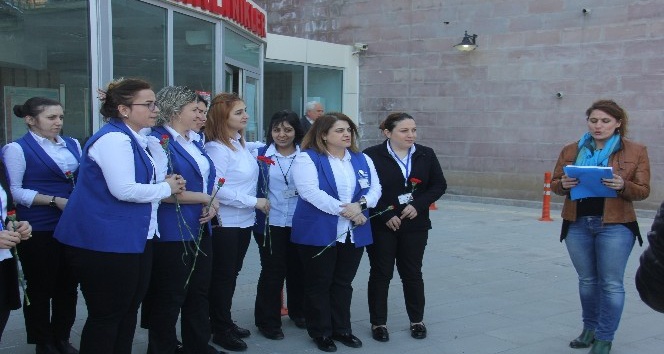 Sağlık çalışanı kadınlar Dünya Kadınlar Günü için hastane önünde toplandı