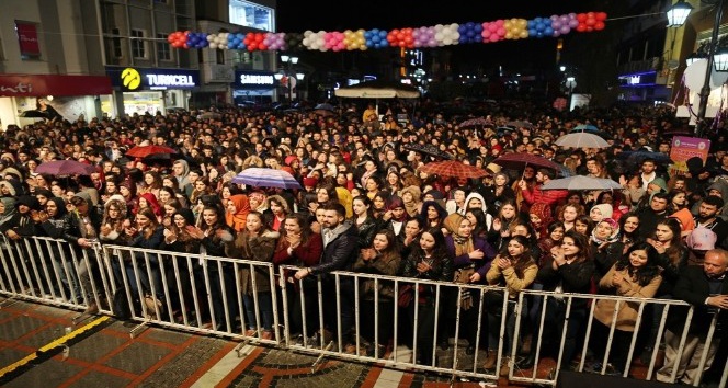 Saraçlar Caddesi’nde kadınlar gecesi özel konseri