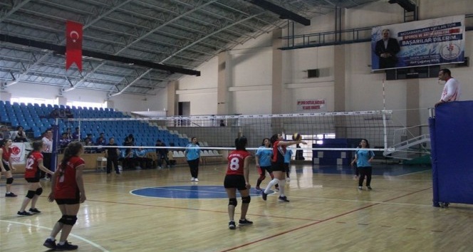 Erzincan’da okul sporları voleybol heyecanı