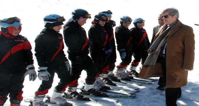 Vali Çınar’dan kayakçılara ziyaret